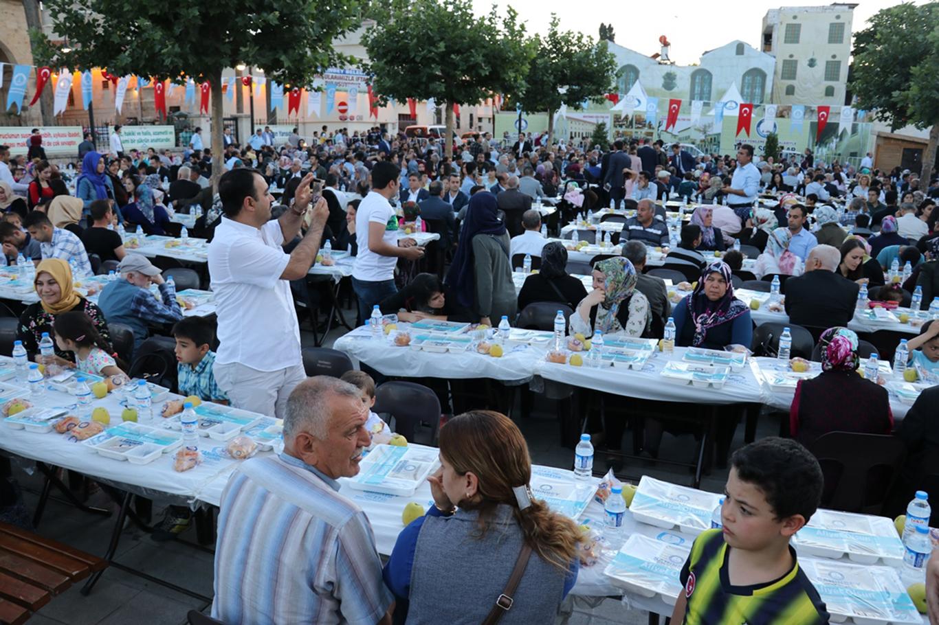 Gaziantep'te binlerce vatandaş orucunu birlikte açtı